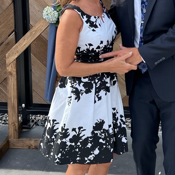 White House Black Market Dresses & Skirts - White House Black Market Women’s Cocktail Dress Size 4 Floral Belted Classic